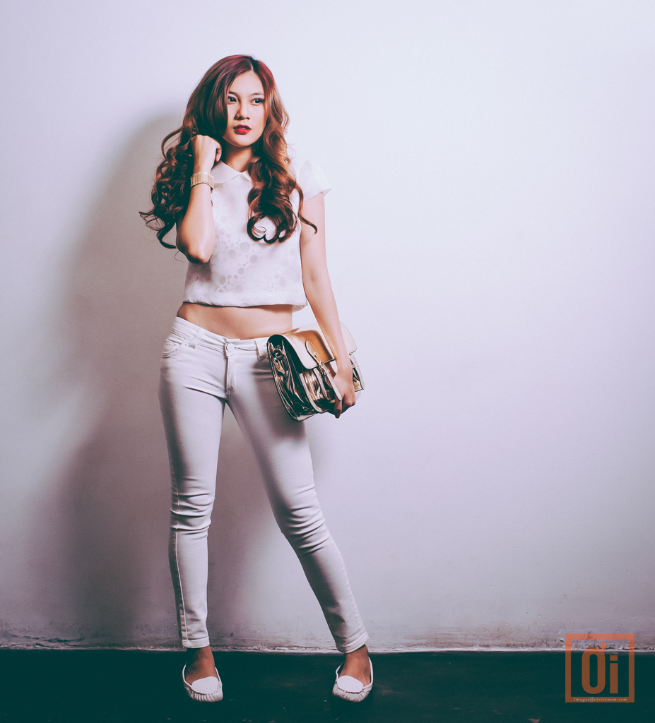 Crop top | Phuong My VND4,400,000. Jeans | Bonjour VND580,000. Moccasins | Nine west VND3,667,000. Bag | Steve Madden VND2,240,000. Bracelet | Accessorize VND485,000 FASHION-IMG_5497-APR 13-ISSUE 2-NQ_