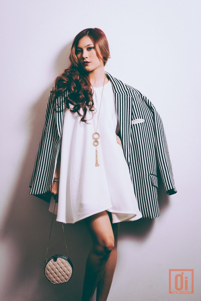 Blazer | Bonjour VND1,700,000. Dress | thuy Design house VND2,750,000. Bag | Accessorize VND1,425,000. Necklace | Accessorize VND405,000 FASHION-IMG_5509-APR 13-ISSUE 2-NQ_