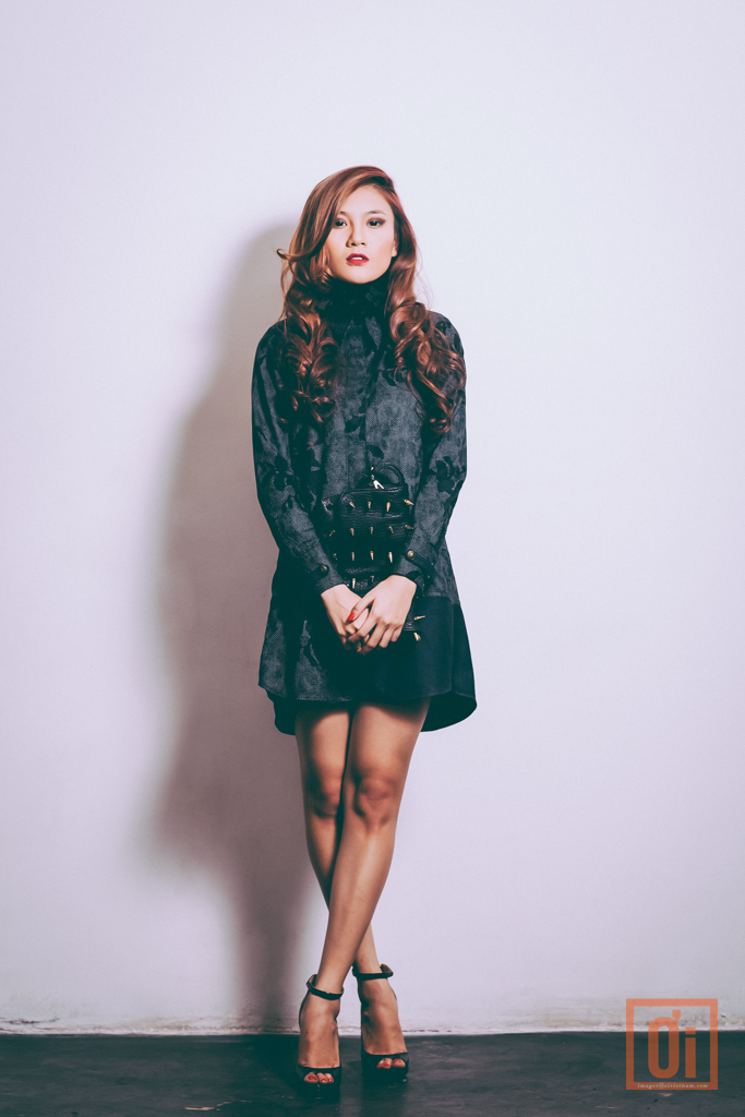 “Seoul” shirt tunic | Lucie Brochard VND11,500,000. Fabric necklace | Song VND525,000. Spiked Clutch | Bonjour VND650,000. Shoes | Nine west VND4,499,000 FASHION-IMG_5647-APR 13-ISSUE 2-NQ_
