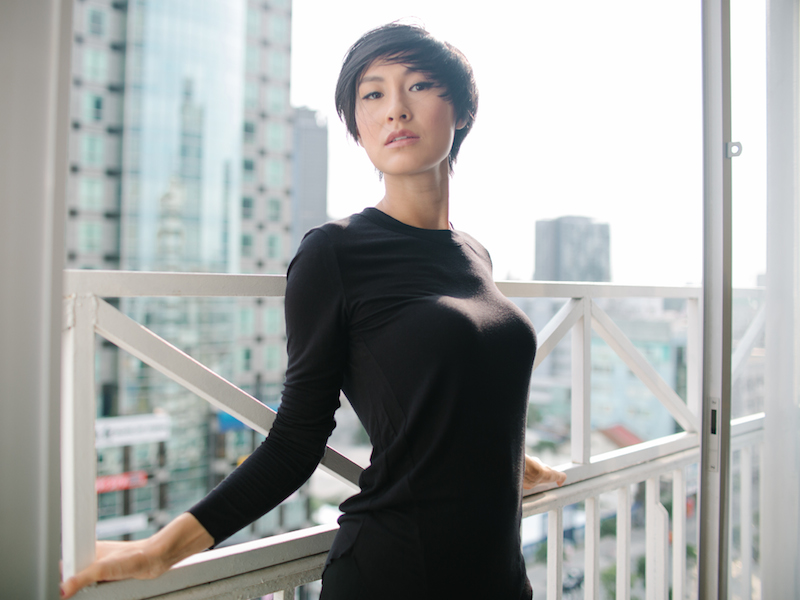 Kathy-Uyen-photo-Ji-Nguyen-costume-The-Blue-T-Shirt-5