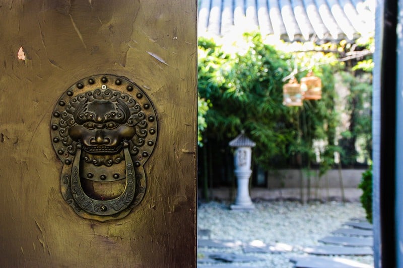 Beijing - Hutong door and courtyard - Image by James Pham-9 (OiVietNam_3N)