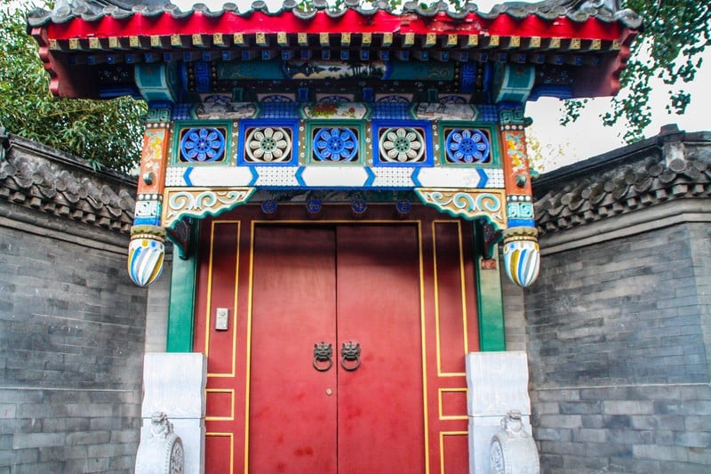 Hutong gate - Image by James Pham-1 (OiVietNam_3N)