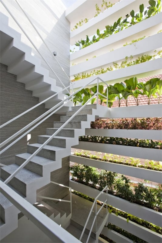 The Vietnamese architect Vo Trong Nghia designed a housing tower in Ho Chi Minh City in 2011, with ‘green’ gables made up of cement plant containers. They protect the residents from sunlight, noise and air pollution.